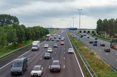 15 Temmuz 2021 'de, Hollanda' nın Amsterdam ile Lahey arasındaki otoyol çalışma saatleri boyunca yukarıdan trafiğe bakıyor.