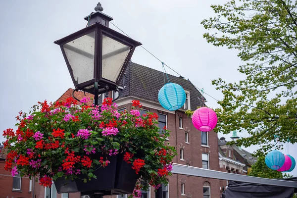 Latarnia Morska Kwiatami Dekoracyjnymi Lampami Ulicy Canal Street Leiden Holandia — Zdjęcie stockowe
