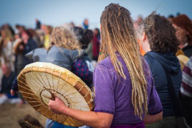 SUNDAY, AUGust 8, 2021, Scheveningen, Hollanda, Toprak Ana 'yı iyileştirmek için Scheveningen sahilinde meditasyon ve davul çemberi kurma 