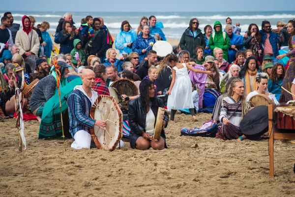 SUNDAY, AUGust 8, 2021, Scheveningen, Hollanda, Toprak Ana 'yı iyileştirmek için Scheveningen sahilinde meditasyon ve davul çemberi kurma 