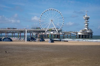10 Ağustos 2021, Scheveningen, Lahey, Hollanda, Lunapark, Scheveningen İskelesi Eğlence Parkı 'nda feribot çarkı ve bungalı Scheveningen Mahallesi' nde.
