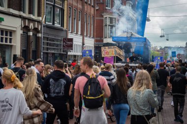 11 Eylül 2021, Leiden, Hollanda, Bizi Çözün. Hollanda 'nın Covid politikasını protesto etmek için bugün 14.00' ten itibaren Amsterdam, Lahey, Eindhoven, Enschede, Groningen, Leiden, Maastricht, Tilburg, Nijmegen ve