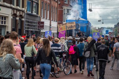 11 Eylül 2021, Leiden, Hollanda, Bizi Çözün. Hollanda 'nın Covid politikasını protesto etmek için bugün 14.00' ten itibaren Amsterdam, Lahey, Eindhoven, Enschede, Groningen, Leiden, Maastricht, Tilburg, Nijmegen ve