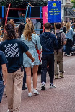 11 Eylül 2021, Leiden, Hollanda, Bizi Çözün. Hollanda 'nın Covid politikasını protesto etmek için bugün 14.00' ten itibaren Amsterdam, Lahey, Eindhoven, Enschede, Groningen, Leiden, Maastricht, Tilburg, Nijmegen ve