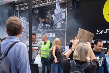11 Eylül 2021, Leiden, Hollanda, Bizi Çözün. Hollanda 'nın Covid politikasını protesto etmek için bugün 14.00' ten itibaren Amsterdam, Lahey, Eindhoven, Enschede, Groningen, Leiden, Maastricht, Tilburg, Nijmegen ve