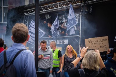 11 Eylül 2021, Leiden, Hollanda, Bizi Çözün. Hollanda 'nın Covid politikasını protesto etmek için bugün 14.00' ten itibaren Amsterdam, Lahey, Eindhoven, Enschede, Groningen, Leiden, Maastricht, Tilburg, Nijmegen ve