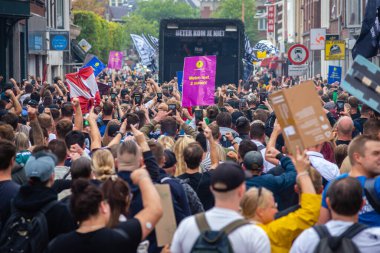 11 Eylül 2021, Leiden, Hollanda, Bizi Çözün. Hollanda 'nın Covid politikasını protesto etmek için bugün 14.00' ten itibaren Amsterdam, Lahey, Eindhoven, Enschede, Groningen, Leiden, Maastricht, Tilburg, Nijmegen ve