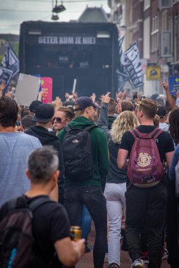 11 Eylül 2021, Leiden, Hollanda, Bizi Çözün. Hollanda 'nın Covid politikasını protesto etmek için bugün 14.00' ten itibaren Amsterdam, Lahey, Eindhoven, Enschede, Groningen, Leiden, Maastricht, Tilburg, Nijmegen ve