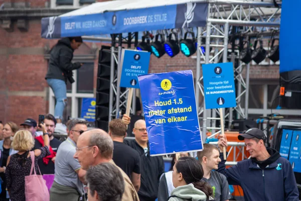 11 Eylül 2021, Leiden, Hollanda, Bizi Çözün. Hollanda 'nın Covid politikasını protesto etmek için bugün 14.00' ten itibaren Amsterdam, Lahey, Eindhoven, Enschede, Groningen, Leiden, Maastricht, Tilburg, Nijmegen ve