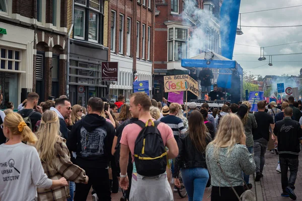 11 Eylül 2021, Leiden, Hollanda, Bizi Çözün. Hollanda 'nın Covid politikasını protesto etmek için bugün 14.00' ten itibaren Amsterdam, Lahey, Eindhoven, Enschede, Groningen, Leiden, Maastricht, Tilburg, Nijmegen ve