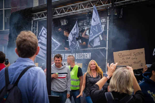 11 Eylül 2021, Leiden, Hollanda, Bizi Çözün. Hollanda 'nın Covid politikasını protesto etmek için bugün 14.00' ten itibaren Amsterdam, Lahey, Eindhoven, Enschede, Groningen, Leiden, Maastricht, Tilburg, Nijmegen ve