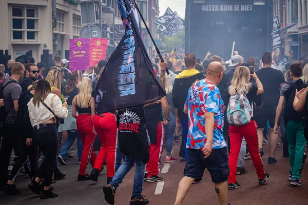 11 Eylül 2021, Leiden, Hollanda, Bizi Çözün. Hollanda 'nın Covid politikasını protesto etmek için bugün 14.00' ten itibaren Amsterdam, Lahey, Eindhoven, Enschede, Groningen, Leiden, Maastricht, Tilburg, Nijmegen ve
