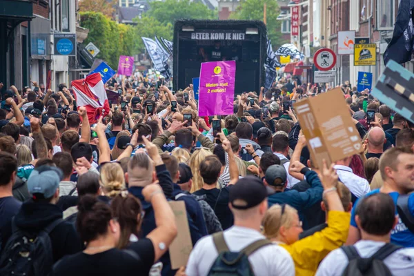 11 Eylül 2021, Leiden, Hollanda, Bizi Çözün. Hollanda 'nın Covid politikasını protesto etmek için bugün 14.00' ten itibaren Amsterdam, Lahey, Eindhoven, Enschede, Groningen, Leiden, Maastricht, Tilburg, Nijmegen ve