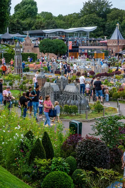 13 Ağustos 2021, Hollanda. Den Haag. Minyatür Park Madurodam minyatür parkında ziyaretçiler ünlü Hollanda binalarının, işaretlerinin, limanların ve gemilerin kopyalarının keyfini çıkarıyorlar.