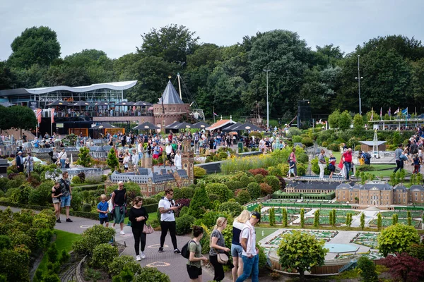 13 Ağustos 2021, Hollanda. Den Haag. Minyatür Park Madurodam minyatür parkında ziyaretçiler ünlü Hollanda binalarının, işaretlerinin, limanların ve gemilerin kopyalarının keyfini çıkarıyorlar.