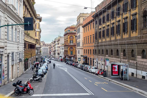 18 Ocak 2026 Roma İtalya: İnsanlar Roma katmanlı kentsel mimaride günlük hareketleri yansıtan taş sütunlar, yüksek tavanlar ve asılı lambalarla tarihi bir atari salonunun altında yürüyor