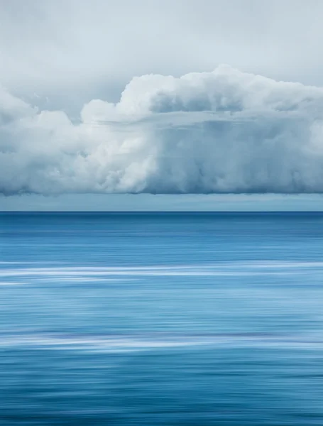 Nuvole di tempesta nel canale — Foto Stock