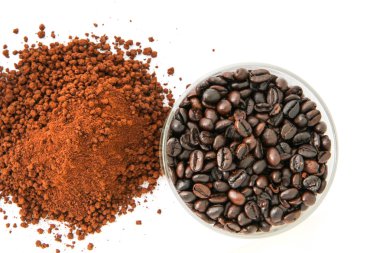 Beyaz arkaplanda kahve çekirdeği