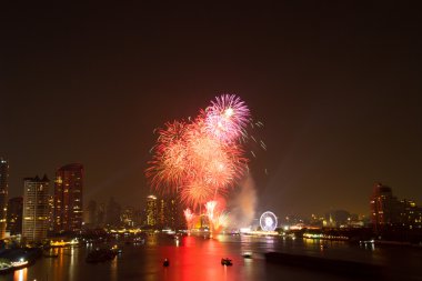 kutlama havai fişek geri sayım bangkok geri sayım nehir yumuşak odak üzerinde