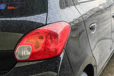 Yağmur damlaları bir araba yüzeyinde, oto yıkama, otomatik araç yıkama arabaya siyah