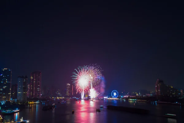 Celebración de fuegos artificiales cuenta regresiva bange.net cuenta regresiva en el río enfoque suave — Foto de Stock