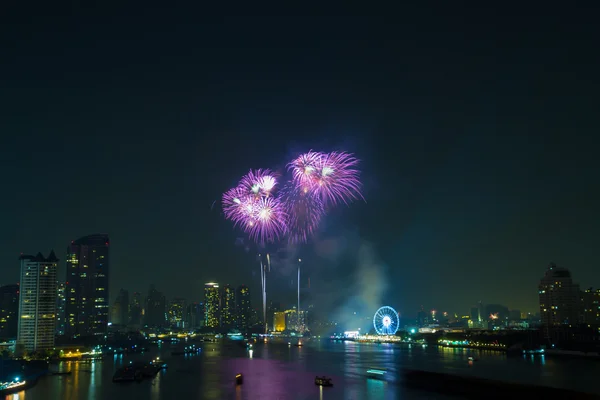 Celebración de fuegos artificiales cuenta regresiva bange.net cuenta regresiva en el río enfoque suave — Foto de Stock