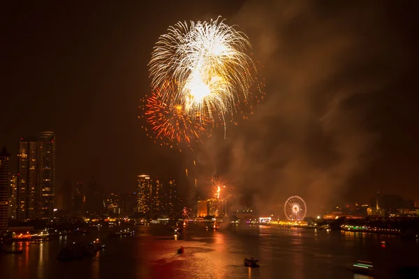 Celebración de fuegos artificiales cuenta regresiva bange.net cuenta regresiva en el río enfoque suave —  Fotos de Stock