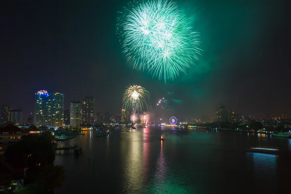 Celebración de fuegos artificiales cuenta regresiva bange.net cuenta regresiva en el río enfoque suave — Foto de Stock