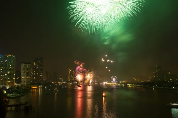 Celebración de fuegos artificiales cuenta regresiva bange.net cuenta regresiva en el río enfoque suave —  Fotos de Stock