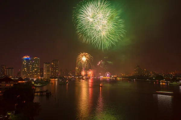 Celebración de fuegos artificiales cuenta regresiva bange.net cuenta regresiva en el río enfoque suave —  Fotos de Stock