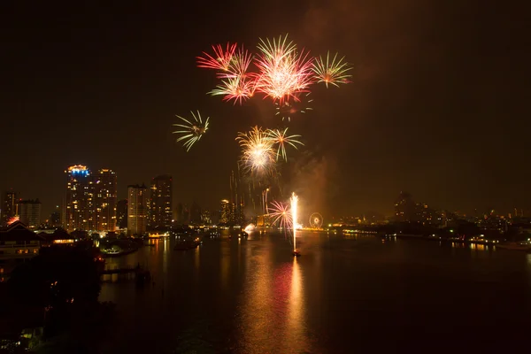 Celebración de fuegos artificiales cuenta regresiva bange.net cuenta regresiva en el río enfoque suave —  Fotos de Stock