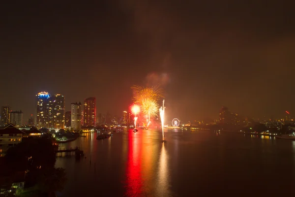 Celebración de fuegos artificiales cuenta regresiva bange.net cuenta regresiva en el río enfoque suave — Foto de Stock