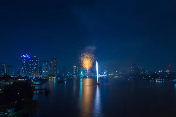 Celebración de fuegos artificiales cuenta regresiva bange.net cuenta regresiva en el río enfoque suave —  Fotos de Stock