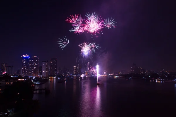 Celebración de fuegos artificiales cuenta regresiva bange.net cuenta regresiva en el río enfoque suave — Foto de Stock