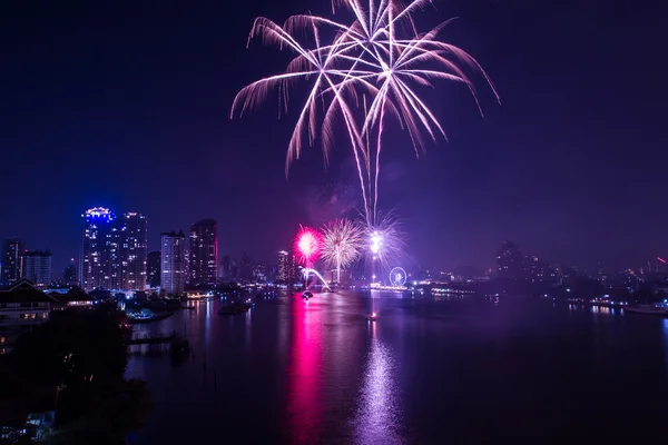 Celebración de fuegos artificiales cuenta regresiva bange.net cuenta regresiva en el río enfoque suave —  Fotos de Stock