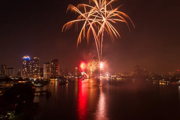 Celebración de fuegos artificiales cuenta regresiva bange.net cuenta regresiva en el río enfoque suave —  Fotos de Stock