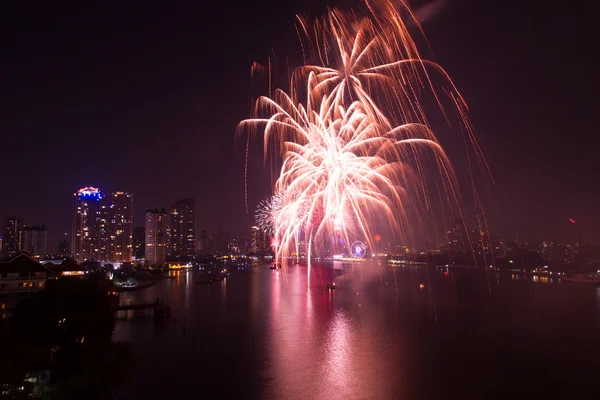 Celebración de fuegos artificiales cuenta regresiva bange.net cuenta regresiva en el río enfoque suave —  Fotos de Stock