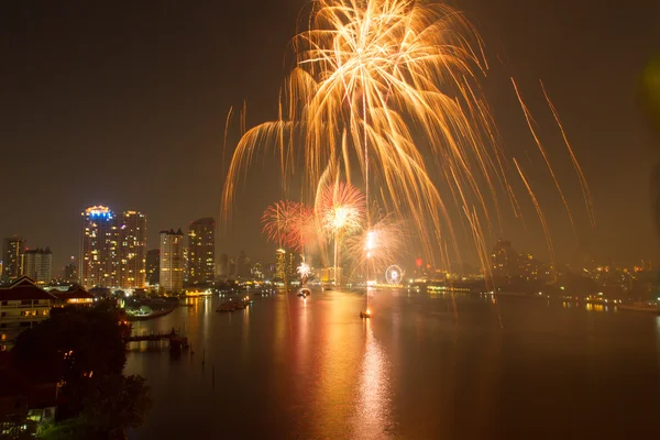 Celebración de fuegos artificiales cuenta regresiva bange.net cuenta regresiva en el río enfoque suave —  Fotos de Stock