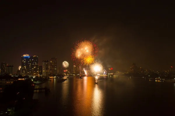 Celebración de fuegos artificiales cuenta regresiva bange.net cuenta regresiva en el río enfoque suave —  Fotos de Stock