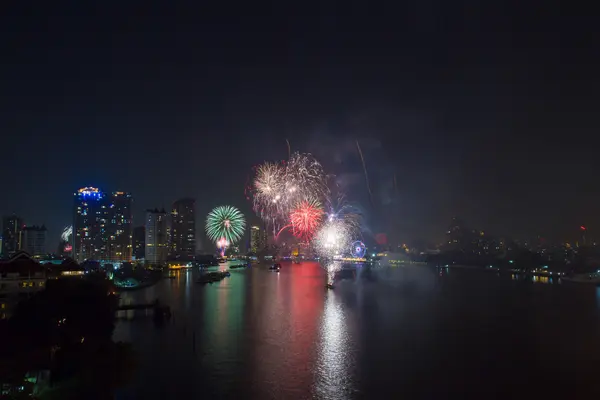 Celebración de fuegos artificiales cuenta regresiva bange.net cuenta regresiva en el río enfoque suave — Foto de Stock