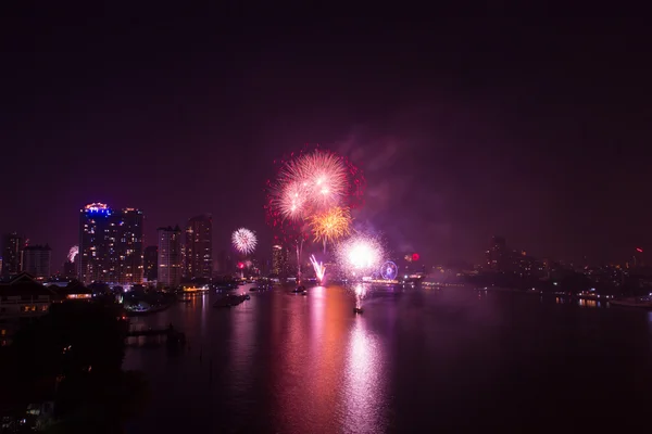 Celebración de fuegos artificiales cuenta regresiva bange.net cuenta regresiva en el río enfoque suave —  Fotos de Stock