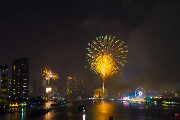 Celebración de fuegos artificiales cuenta regresiva bange.net cuenta regresiva en el río enfoque suave — Foto de Stock