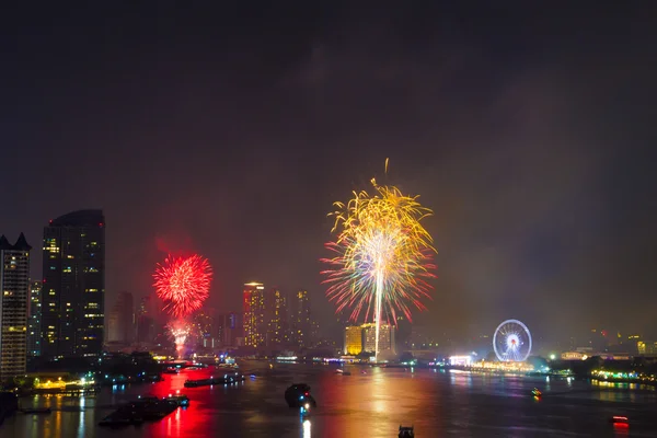 Celebración de fuegos artificiales cuenta regresiva bange.net cuenta regresiva en el río enfoque suave — Foto de Stock