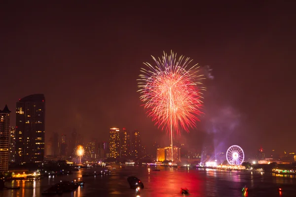 Celebración de fuegos artificiales cuenta regresiva bange.net cuenta regresiva en el río enfoque suave — Foto de Stock