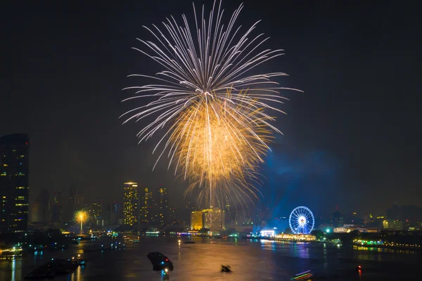 Celebración de fuegos artificiales cuenta regresiva bange.net cuenta regresiva en el río enfoque suave — Foto de Stock