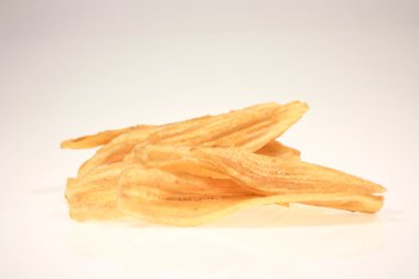 Beyaz arkaplanda muz cipsi