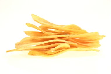 Beyaz arkaplanda muz cipsi