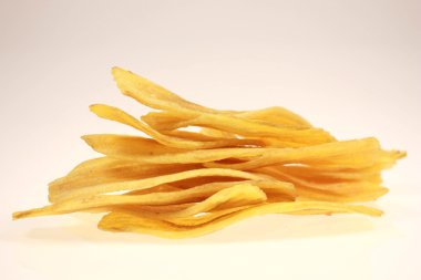 Beyaz arkaplanda muz cipsi