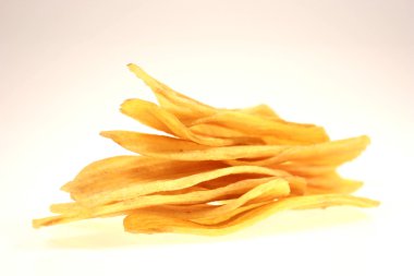 Beyaz arkaplanda muz cipsi