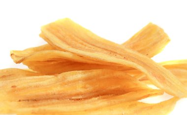 Beyaz arkaplanda muz cipsi